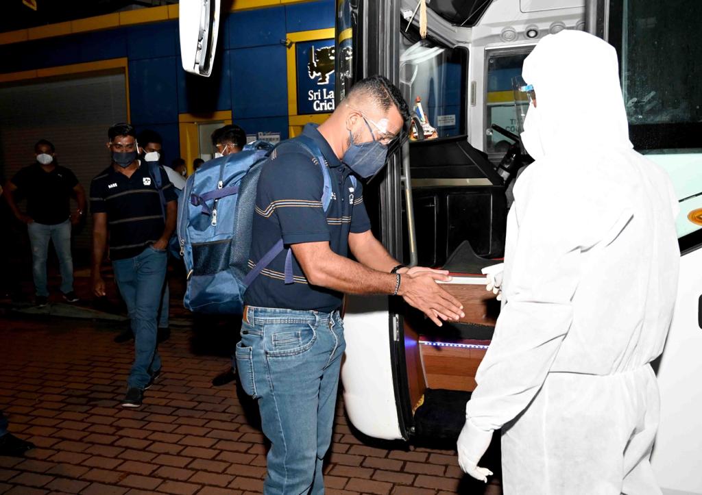 කොවිඩ් සහ හැර යෑම් මැද ‘ක්‍රිකට් කණ්ඩායම’ පිටත් වේ (PHOTOS)