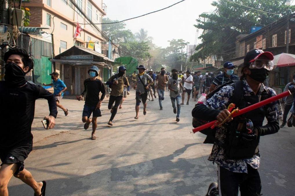 වෙඩි වැදීමෙන් 500 කට අධික ගණනක් මිය ගිහින් – මියන්මාර් හමුදා නායකයාගෙන් සුපිරි සාදයක් වෙඩි වැදීමෙන් 500 කට අධික ගණනක් මිය ගිහින් – මියන්මාර් හමුදා නායකයාගෙන් සුපිරි සාදයක්