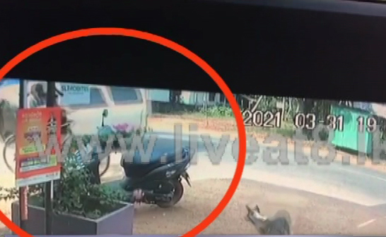 ආරච්චිකට්ටුවේ දී වාහන 4ක් එකිනෙක ගැටෙයි (CCTV) ආරච්චිකට්ටුවේ දී වාහන 4ක් එකිනෙක ගැටෙයි (CCTV)