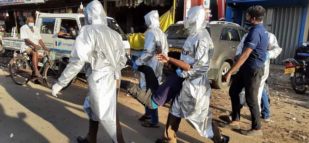 කොවිඩ් නීති කැඩූ ‘තරුණයන්’ පොලිසිය සමග ගැටේ (PHOTOS) කොවිඩ් නීති කැඩූ ‘තරුණයන්’ පොලිසිය සමග ගැටේ (PHOTOS)