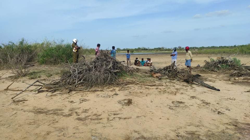 මසුන් මැරීමට ගිය පුද්ගලයෙකුගේ සිරුරක් ලඳු කැලෑවකින් හමුවෙලා – ඝාතනයක් බවට සැකයක් මසුන් මැරීමට ගිය පුද්ගලයෙකුගේ සිරුරක් ලඳු කැලෑවකින් හමුවෙලා – ඝාතනයක් බවට සැකයක්