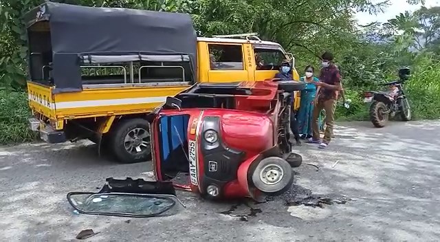 ත්රිරෝද රථයක් ප්රධාන මාර්ගය හරහා පෙරළෙයි, පිටුපසින් ආ මොටර් රථ දෙකත් අනතුරේ ත්රිරෝද රථයක් ප්රධාන මාර්ගය හරහා පෙරළෙයි, පිටුපසින් ආ මොටර් රථ දෙකත් අනතුරේ