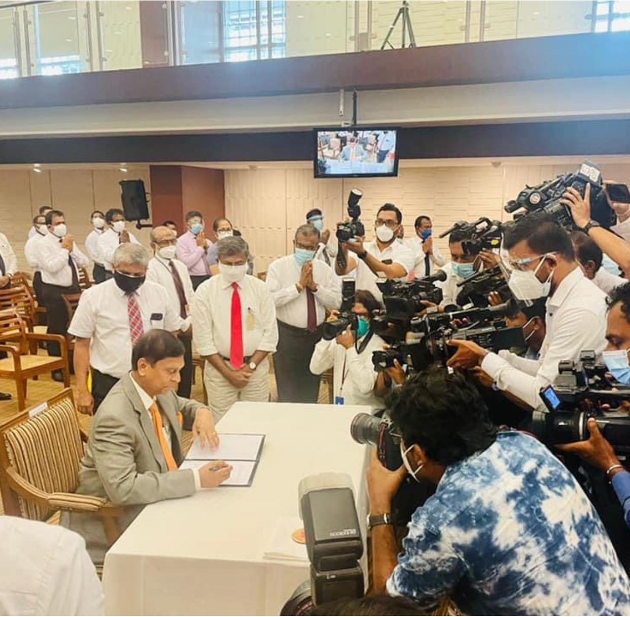 නව මහ බැංකු අධිපති කබ්රාල් රාජකාරී අරඹයි