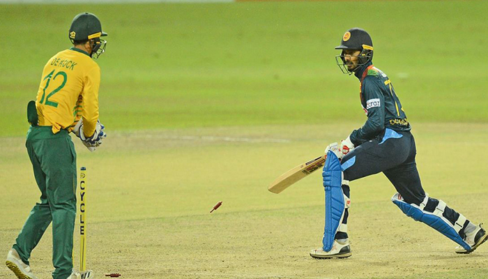 දඟ පන්දුවෙන් ‘වැඩ පෙන්නුවේ’ මෙලෙසයි – ඊයේ තරගයේ ඇස ගිය තැන් (PHOTOS) දඟ පන්දුවෙන් ‘වැඩ පෙන්නුවේ’ මෙලෙසයි – ඊයේ තරගයේ ඇස ගිය තැන් (PHOTOS)