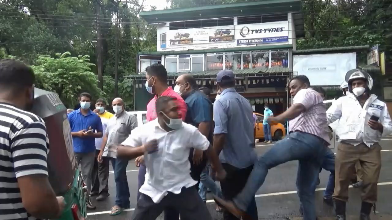 මහ මග ගුටිබැට හුවමාරුවක් – PHOTOS මහ මග ගුටිබැට හුවමාරුවක් – PHOTOS