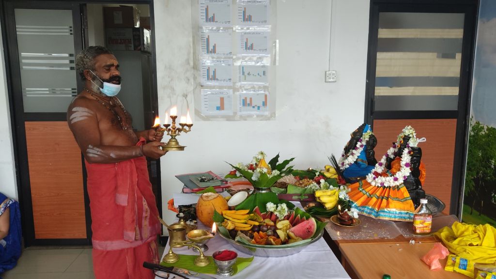 හින්දු භක්තිකයන් සරස්වතී පූජාව පවත්වයි හින්දු භක්තිකයන් සරස්වතී පූජාව පවත්වයි