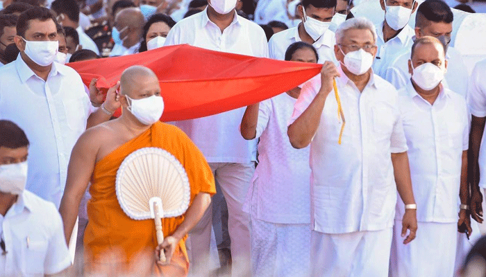 ජනපති සහ අගමැති කතරගම පූජා භූමියේ ​ආගමික වතාවත්වලට එක්වෙයි (වීඩියෝ)