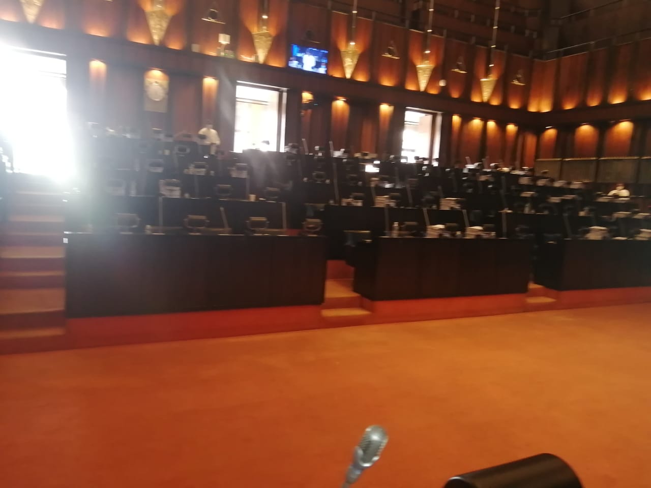 පාර්ලිමේන්තුවේ විපක්ෂයේ පුටු හිස් වෙයි පාර්ලිමේන්තුවේ විපක්ෂයේ පුටු හිස් වෙයි