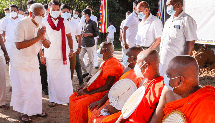 ජනපති ගෝඨාභය සිතුල්පව්ව රාජමහා විහාරස්ථානයේ පැවති විශේෂ ආශිර්වාද පූජාවකට එක්වෙයි (වීඩියෝ)