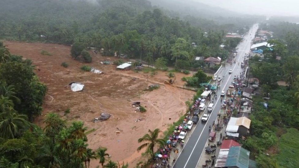 පිලිපීනයේ ගංවතුරෙන් 53 ක් ජීවිතක්ෂයට-ලක්ෂයකට අධික පිරිසක් පීඩාවට(PHOTOS)