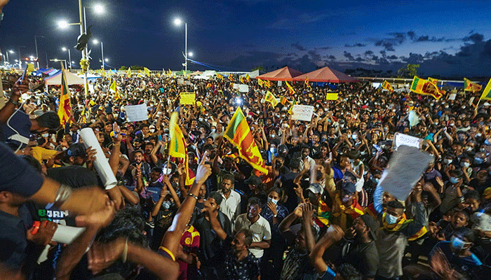 අලුත් අවුරුදු දා රාත්‍රියේ ගාලුමුවදොර අරගල බිමට අති විශාල ජන ගඟක් (ඡායාරූප)