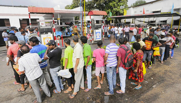 අද මධ්යම රාත්රියේ සිට ඉන්ධන සැපයීම අත්යවශ්ය සේවා සදහා පමණයි(Video) අද මධ්යම රාත්රියේ සිට ඉන්ධන සැපයීම අත්යවශ්ය සේවා සදහා පමණයි(Video)