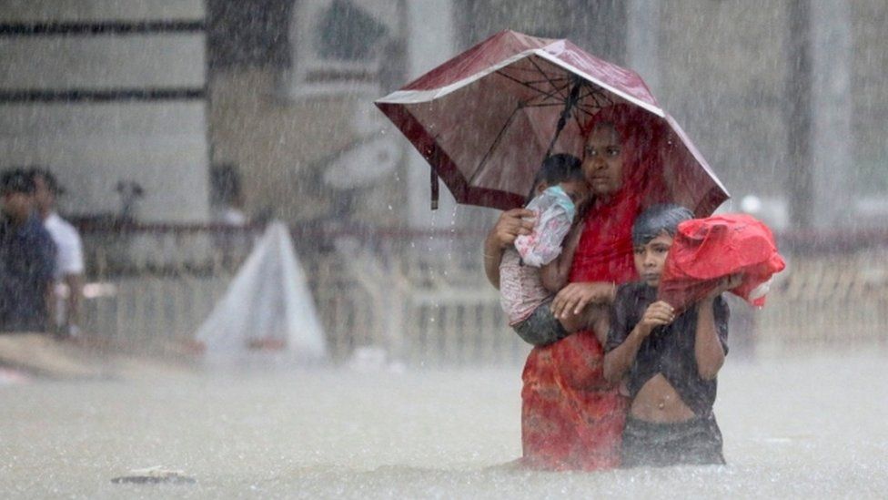 ඉන්දියාවට සහ බංග්ලාදේශයට ඇතිවූ වැසි කුණාටුවලින් 59ක් මරුට -දහස් ගණනක් ජනතාව අවතැන් (PHOTOS )