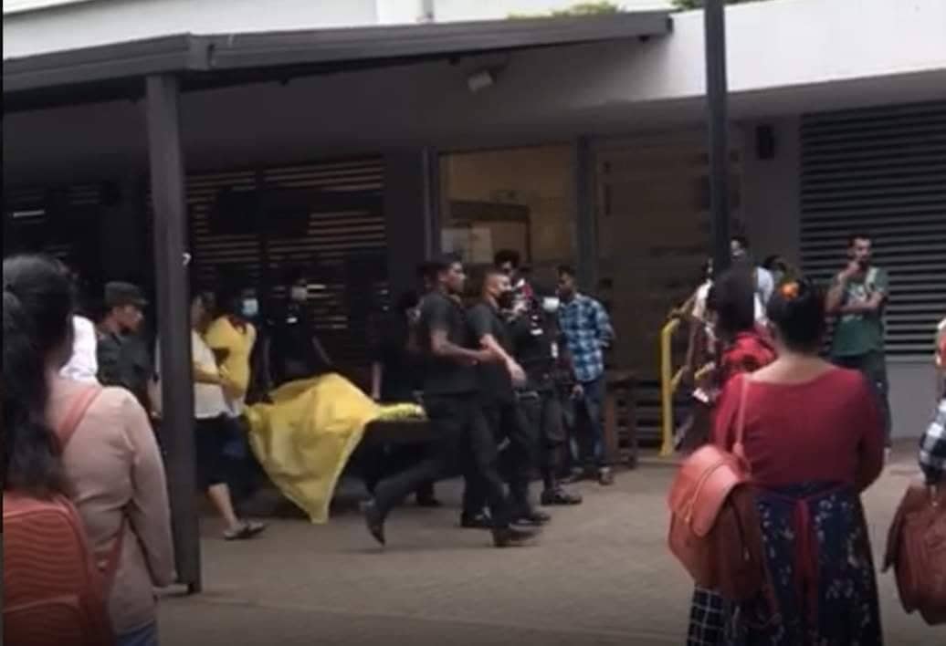 පාස්පෝට් පෝලිමේ රැඳී සිටි මව බිහි කළ දරුවා පාස්පෝට් පෝලිමේ රැඳී සිටි මව බිහි කළ දරුවා