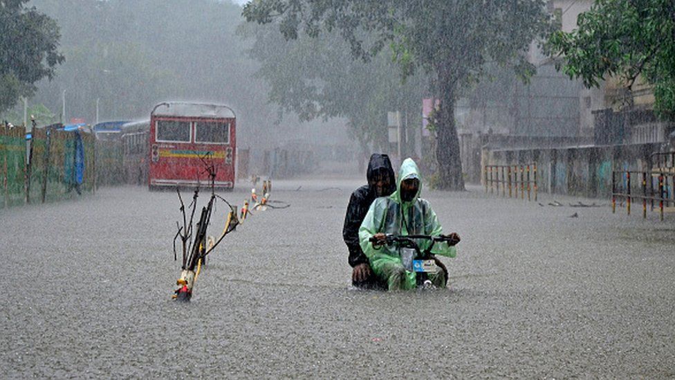 ඉන්දියාවේ මුම්බායි නගරයේ ජන ජීවිතය අඩාල වෙයි