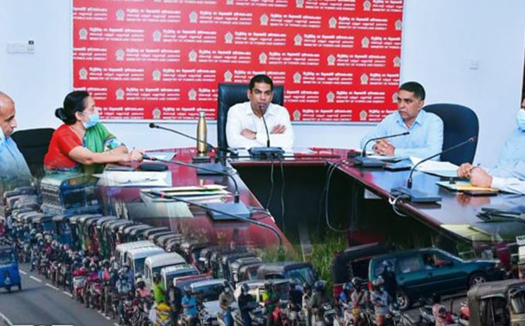 ඉන්ධන නොමැතිව ජනතාව තවමත් පෝලිමේ – තවත් ඉන්ධන සමාගම් ගේන්න ඇමති කමිටු හදයි ඉන්ධන නොමැතිව ජනතාව තවමත් පෝලිමේ – තවත් ඉන්ධන සමාගම් ගේන්න ඇමති කමිටු හදයි