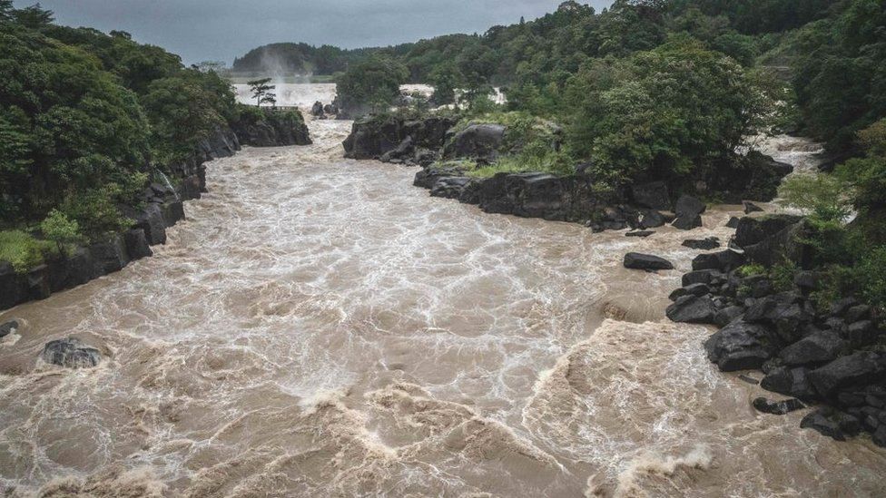 ජපානයේ ගංවතුරෙන් දෙදෙනෙකු මරුට -90කට තුවාල