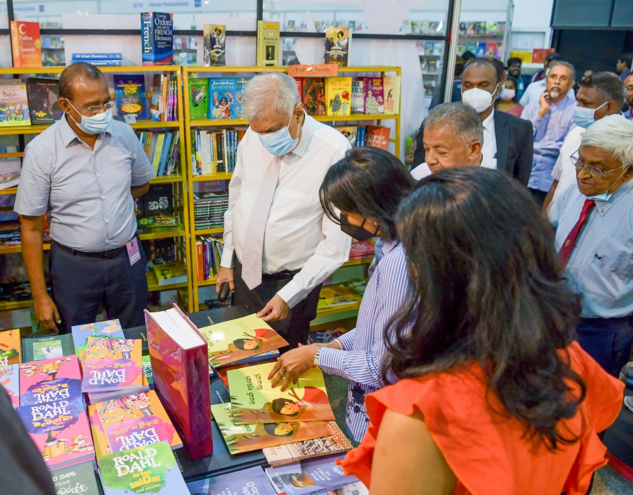 ජනපති රනිල් පොත් ප්රදර්ශනයට එක්වෙයි (PHOTOS) ජනපති රනිල් පොත් ප්රදර්ශනයට එක්වෙයි (PHOTOS)