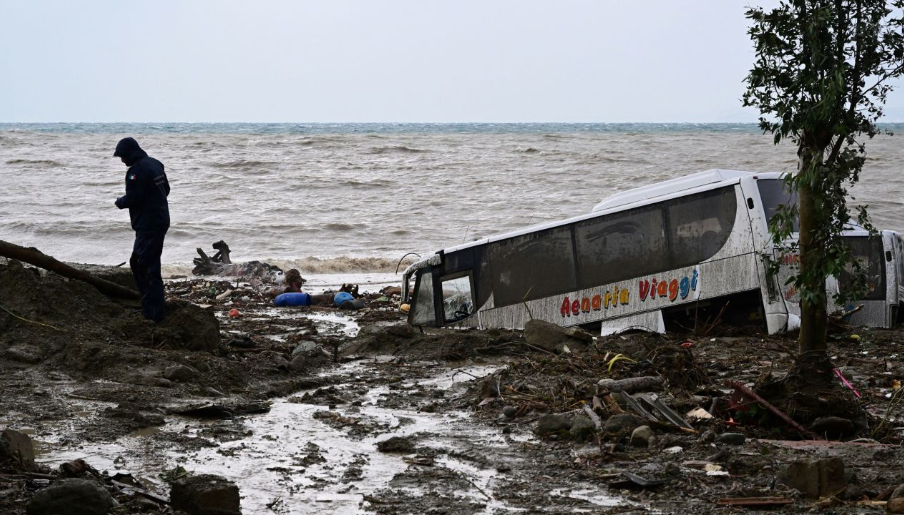 ඉතාලියේ ඇතිවූ නායයාම් ප්‍රදේශවල මෙහෙයුම් කටයුතු තවදුරටත් (VIDEO & PHOTOS)