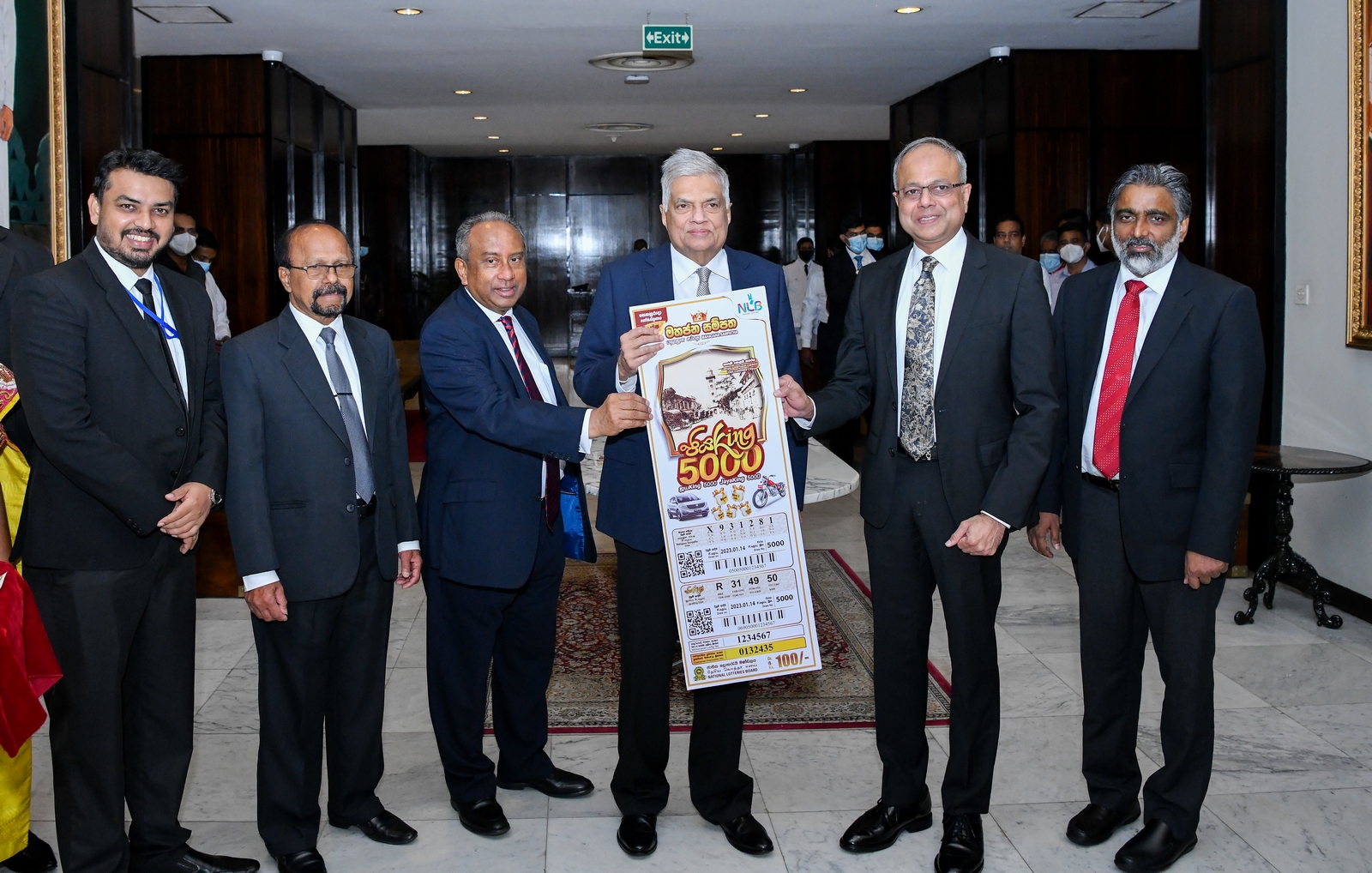 මහජන සම්පත පන්දහස් වන දිනුම් ඇදීමට අදාළ පළමු ටිකට්පත ජනපතිට මහජන සම්පත පන්දහස් වන දිනුම් ඇදීමට අදාළ පළමු ටිකට්පත ජනපතිට