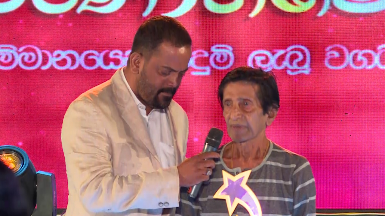 “හඳුනාගත්තොත් ඔබ මා” – ඔව් මම පොහොසත් මිනිහෙක් – සම්මානයෙන් පිදුම් ලැබූ අමරසිරි කලන්සුරිය සංවේදී වූ මොහොත (Video)