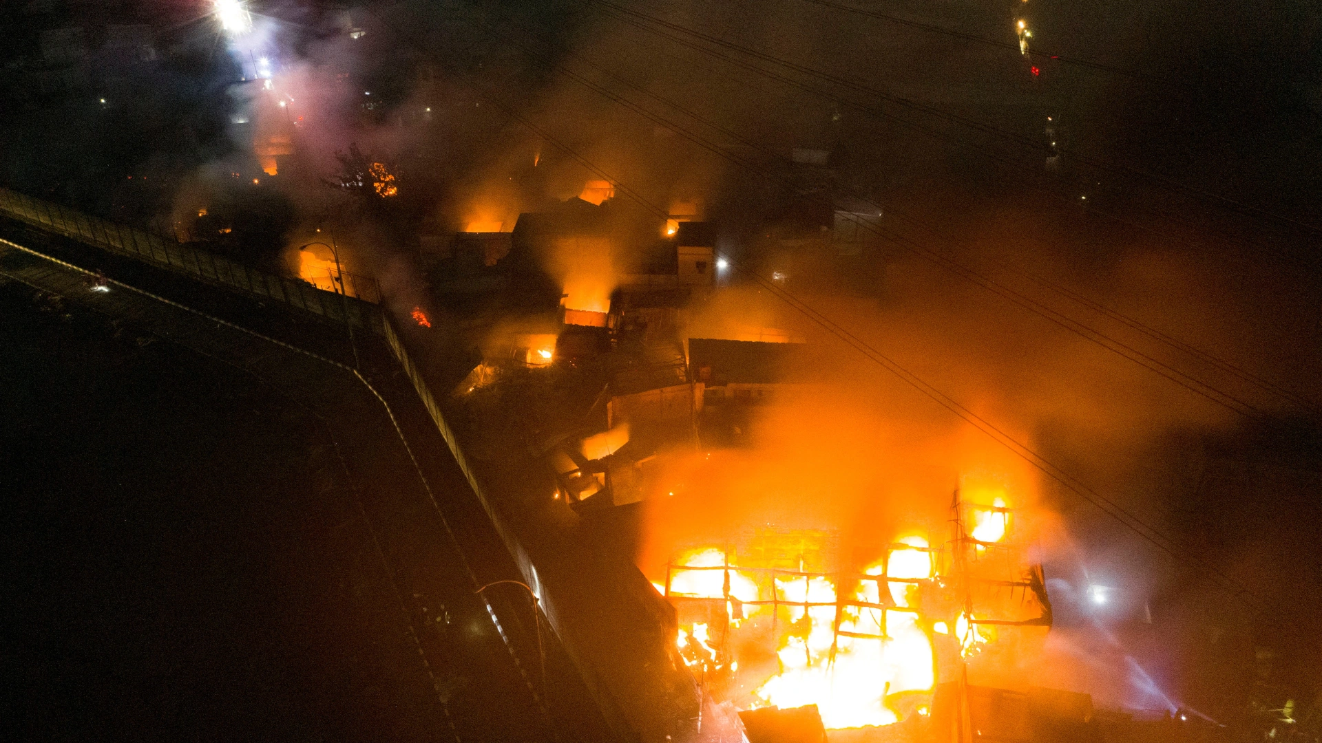 ඉන්දුනීසියාවේ ඉන්ධන ගබඩාවක ගින්නකින් 17 ක් මරුට