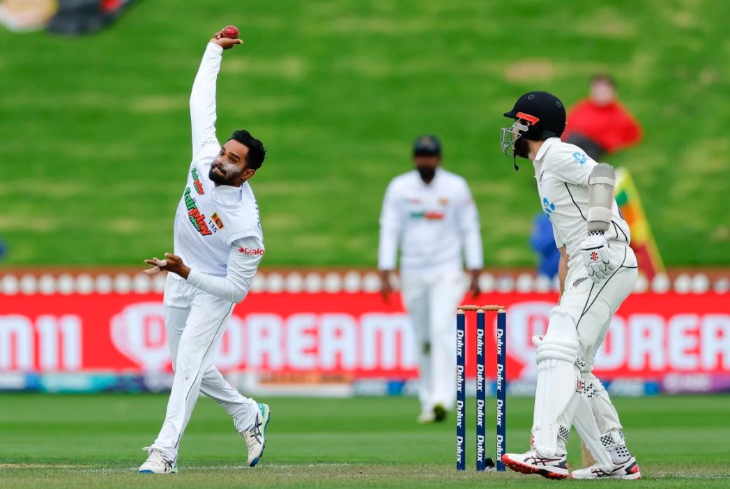 දෙවන ටෙස්ට් තරගයේ පළමු දිනයේ දී නවසීලන්තයේ කඩුලු 2ක් දැවී යයි දෙවන ටෙස්ට් තරගයේ පළමු දිනයේ දී නවසීලන්තයේ කඩුලු 2ක් දැවී යයි