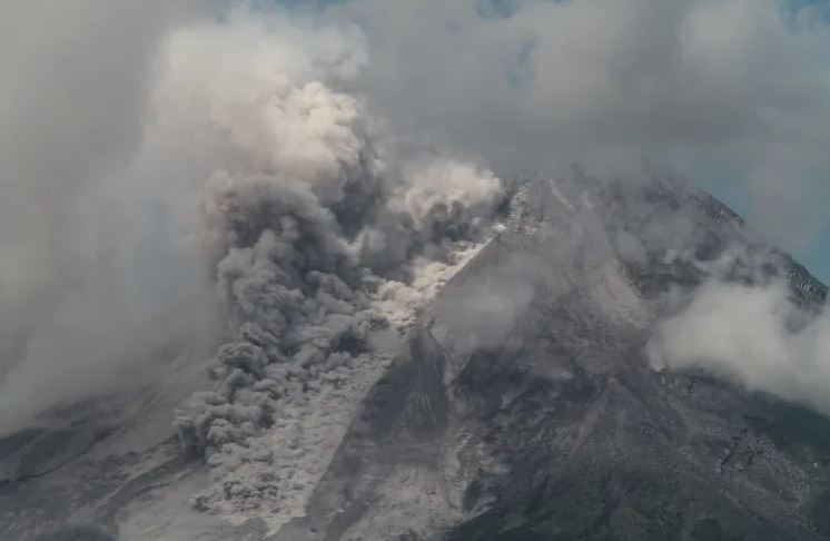 ඉන්දුනීසියාවේ මෙරාපි සක්‍රීය වෙයි