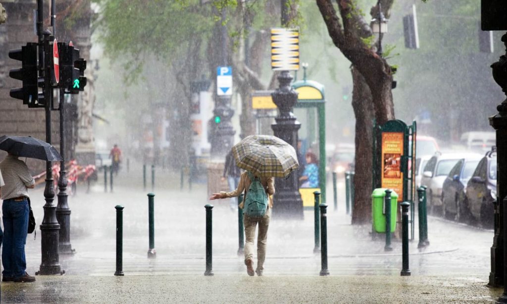 දිවයිනේ බොහෝ ප්‍රදේශවලට සවස් කාලයේ හෝ රාත්‍රී කාලයේ තැනින් තැන වැසි