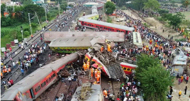 දුම්රිය අනතුර සිදුවී දින පහකට පසුත් තම ආදරණීයයන් සොයන ඉන්දියානුවන්