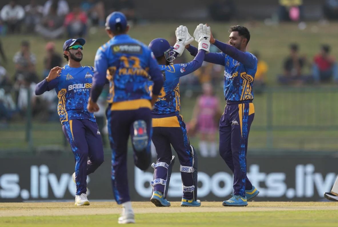Colombo Strikers පරදා Dambulla Aura ජය ගනියි