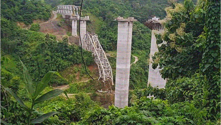 ඉන්දියාවේ ඉදිවෙමින් පවතින පාලමක් කඩා වැටීමෙන් 17ක් මරුට