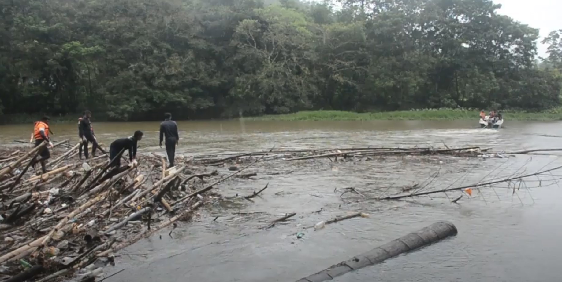 නාවික හමුදාව මගින් අගලිය පාලම තුළ සිරවූ අපද්රව්ය ඉවත් කිරීමේ මෙහෙයුමක් නාවික හමුදාව මගින් අගලිය පාලම තුළ සිරවූ අපද්රව්ය ඉවත් කිරීමේ මෙහෙයුමක්