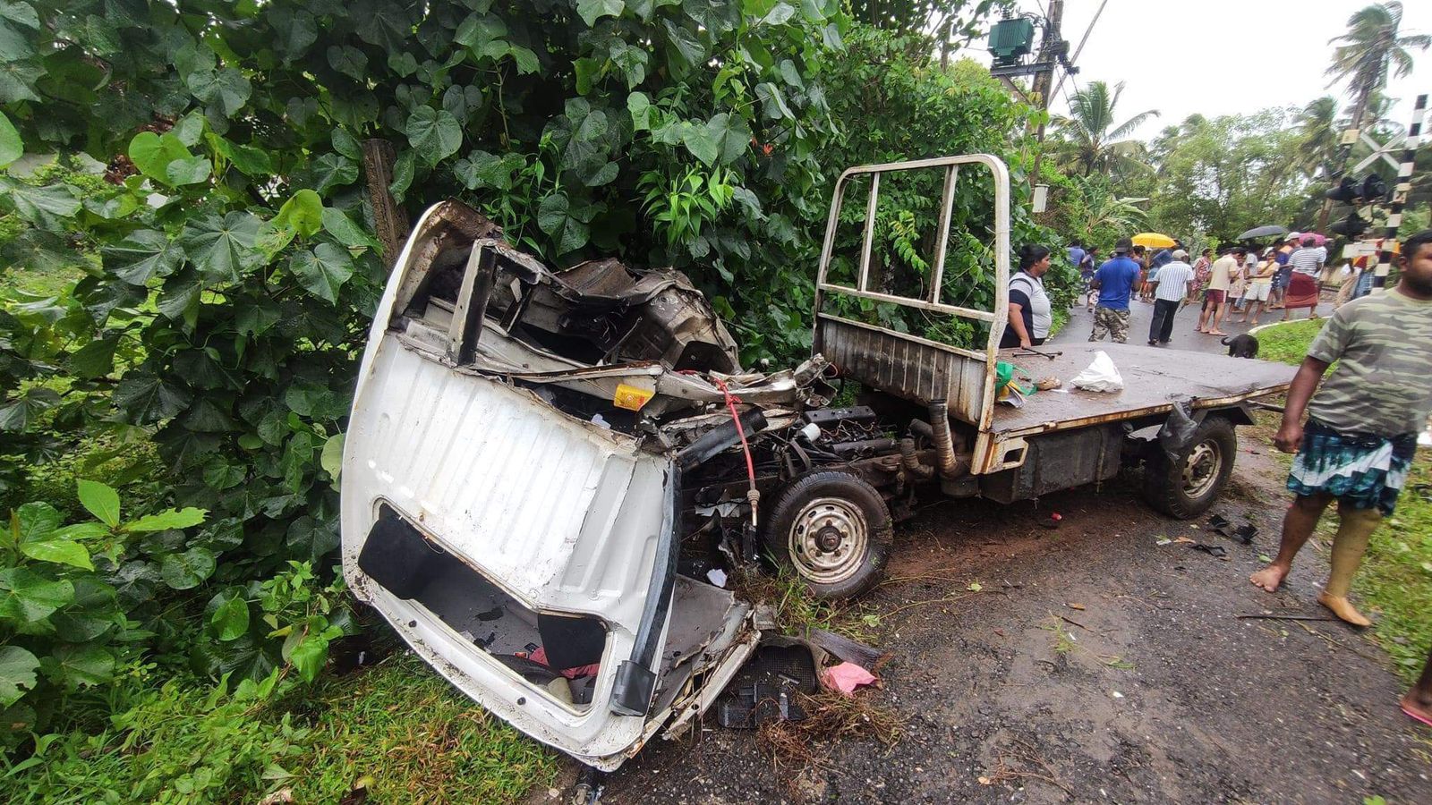 කහව ප්රදේශයේ දී ලොරි රථයක් දුම්රියේ ගැටීමෙන් පුද්ගලයෙක් මරුට කහව ප්රදේශයේ දී ලොරි රථයක් දුම්රියේ ගැටීමෙන් පුද්ගලයෙක් මරුට
