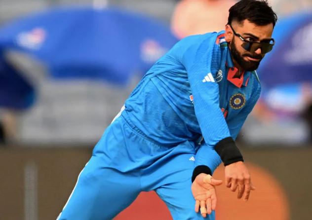 පන්දුව අතට ගත් කෝලි (VIDEO)