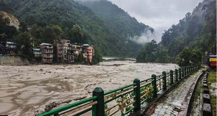 ඉන්දියාවේ ගංවතුරෙන් අතුරුදන් වූ පිරිස 102ක් දක්වා ඉහළට