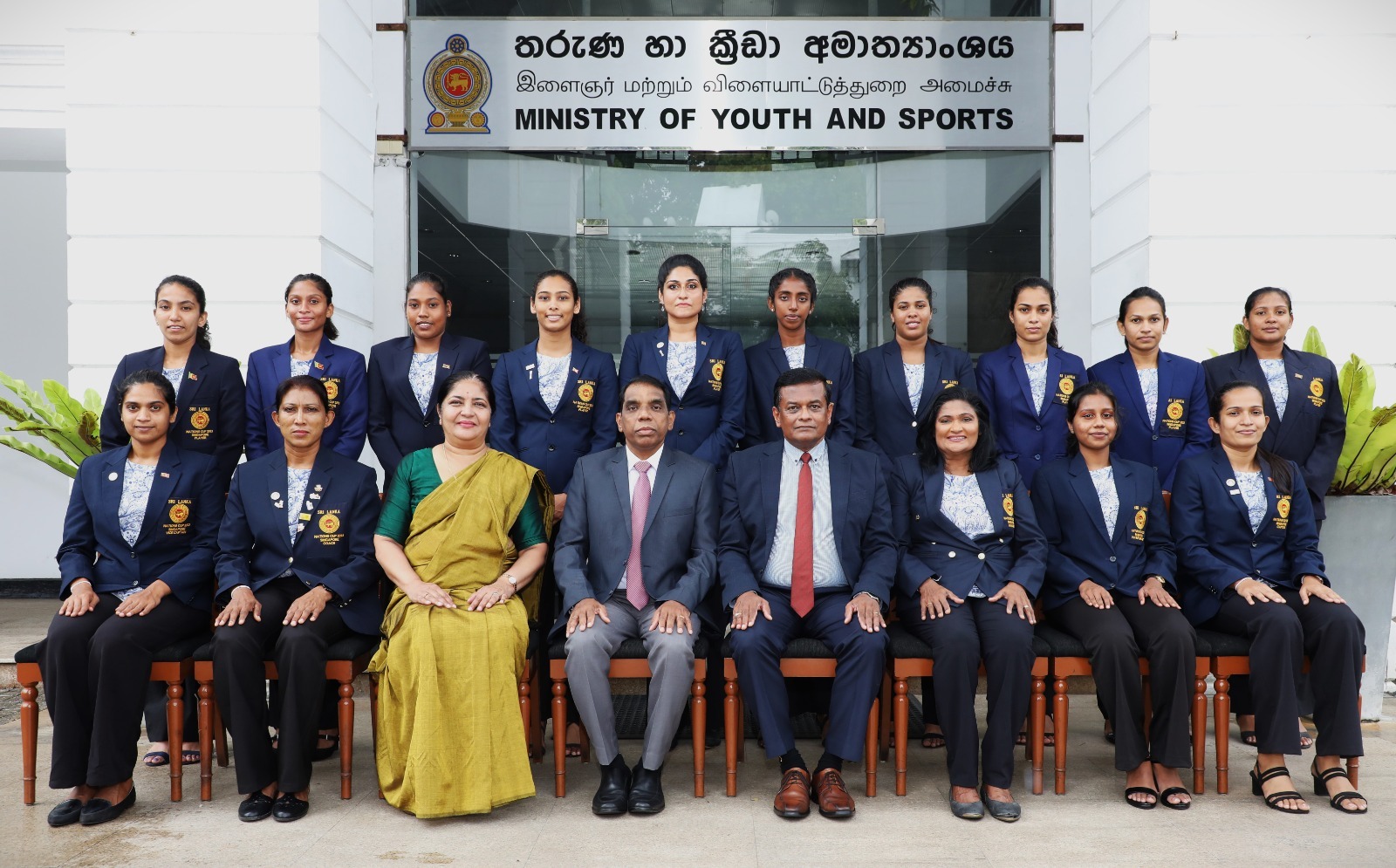 රටට කීර්තියක් ගේන්න – සිංගප්පූරු යන තරුණියන්
