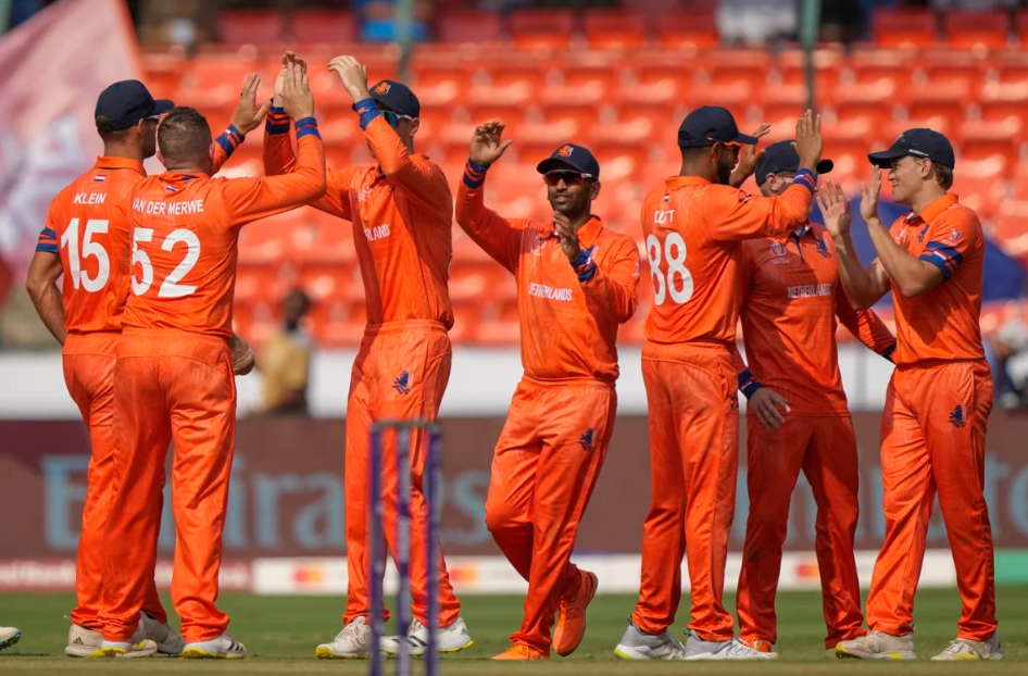 නෙදර්ලන්තයට ලකුණු 323ක ඉලක්කයක්