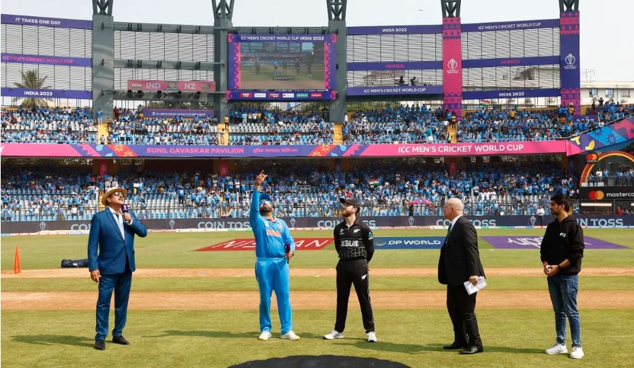 ඉන්දියාව පන්දුවට පහර දෙයි