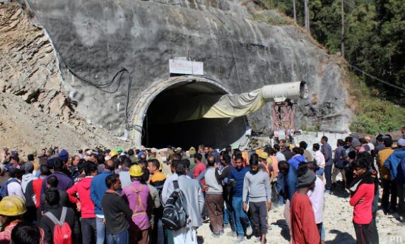 Uttarakhand උමං මාර්ගයේ කම්කරුවන් සිරවී පැය 150කට වඩා වැඩියි