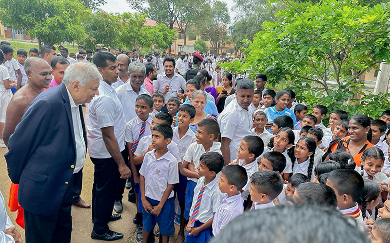 විල්ගමුව පල්ලේගම මධ්ය මහා විද්යාලයේ දරුවන්ගේ තොරතුරු විමසූ ජනපති විල්ගමුව පල්ලේගම මධ්ය මහා විද්යාලයේ දරුවන්ගේ තොරතුරු විමසූ ජනපති