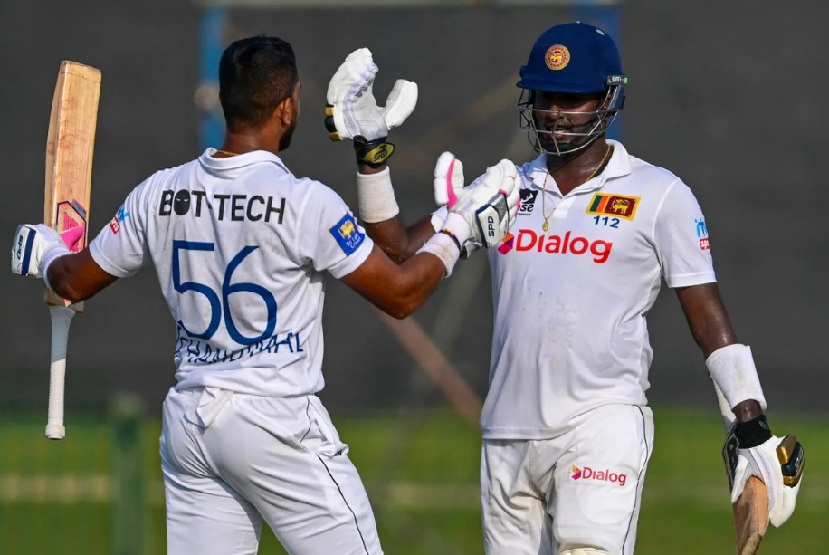 ශ්‍රී ලංකා කණ්ඩායම ලකුණු 212ක් ඉදිරියෙන් – මැතිව්ස් සහ චන්දිමාල්ගෙන් ශතක