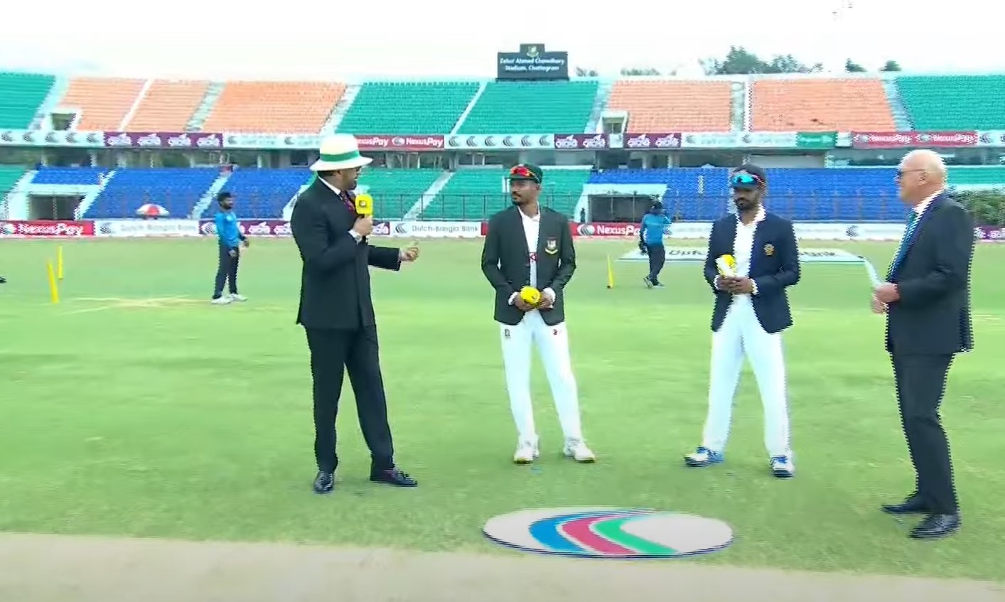 පළමුවෙන් පන්දුවට පහරදෙන සිංහයන්