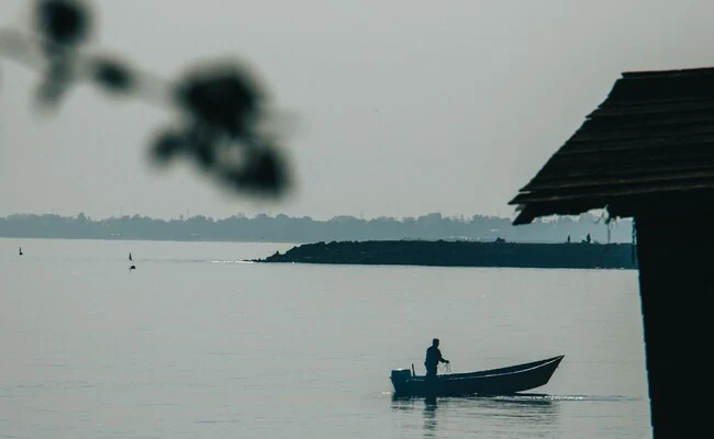 යාත්‍රාවක් අනතුරට ලක්වී පාකිස්ථාන ධීවරයින් 12 දෙනෙකු මරුට