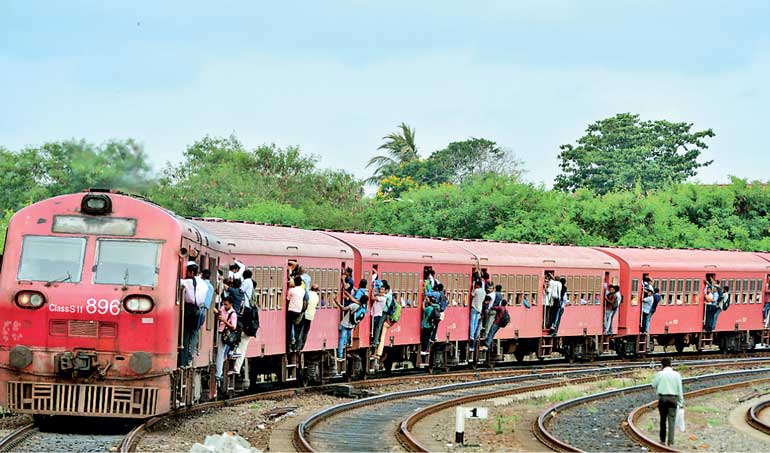 දැරියක් දුම්රියෙන් එළියට විසිවෙයි