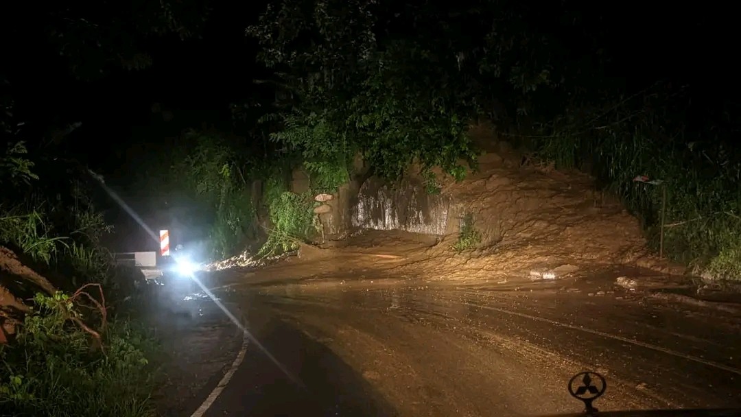 ඇල්ල – වැල්ලවාය මාර්ගය අදත් වැසේ