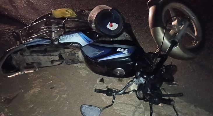 යතුරු පැදියක් සහ ත්‍රිරෝද රථයක් එකිනෙක ගැටෙයි