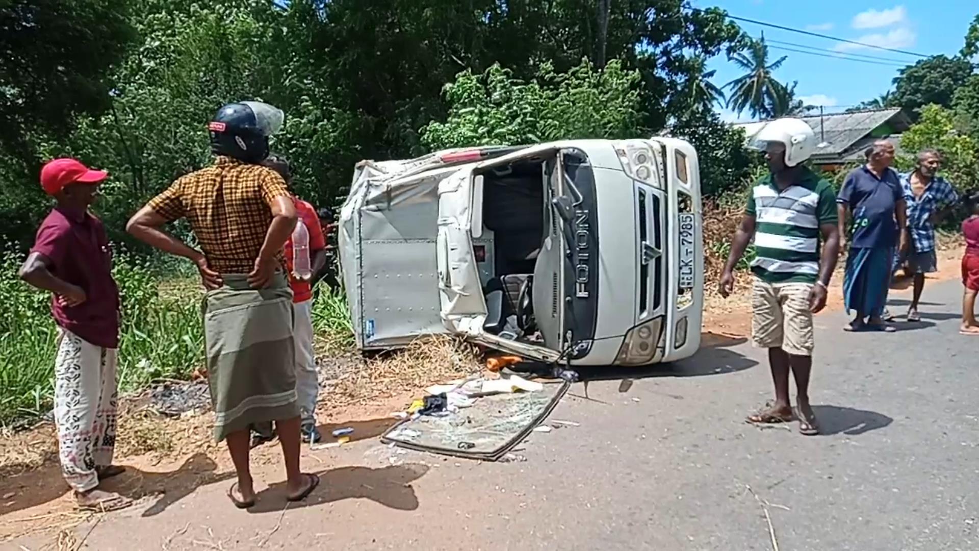 ලොරි රථයක් පෙරළී තිදෙනෙකුට තුවාල