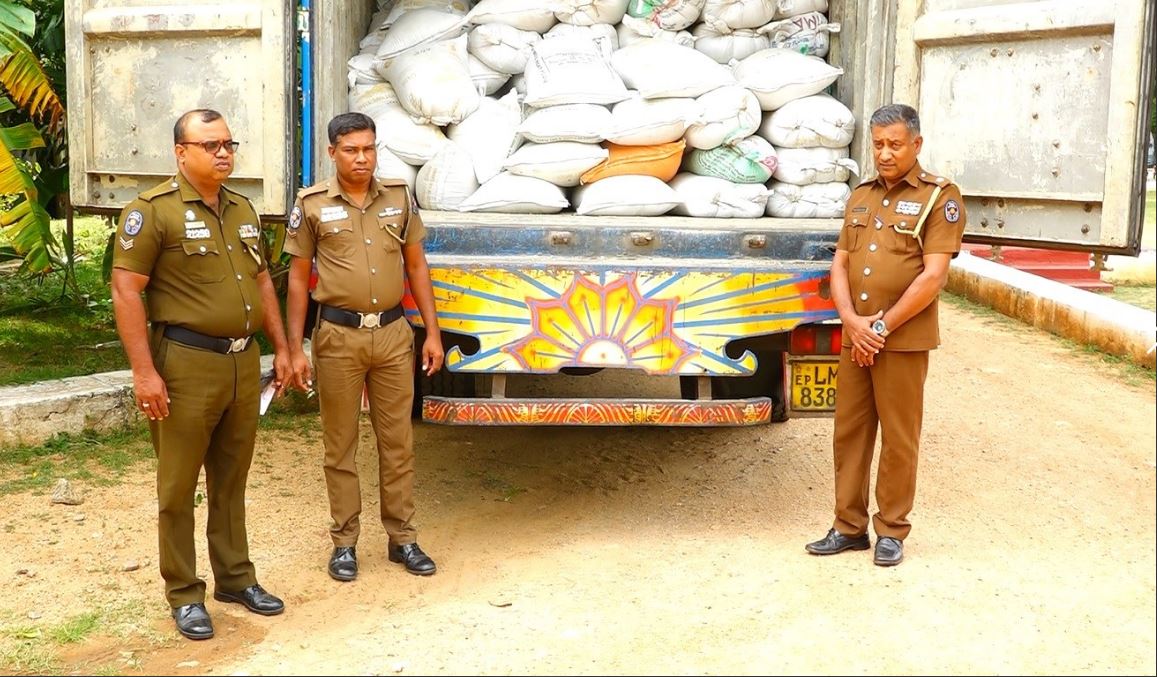 සිප්පි කටු ප්රවාහනය කළ ලොරිය පොලිස් දැලේ සිප්පි කටු ප්රවාහනය කළ ලොරිය පොලිස් දැලේ