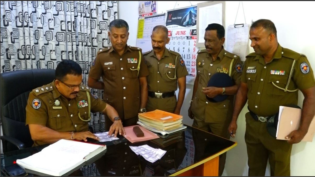 හොර සල්ලි සමඟ පුද්ගලයෙකු කොටු හොර සල්ලි සමඟ පුද්ගලයෙකු කොටු